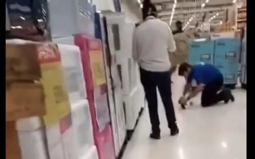 Vídeo mostra vendedor sendo humilhado em hipermercado