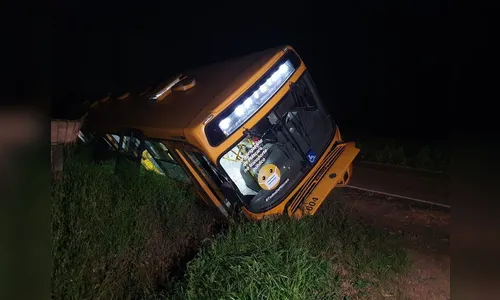 20 pessoas ficam feridas após ônibus tombar no Paraná