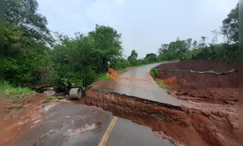 Chuva abre buraco e interdita rodovia de Godoy Moreira