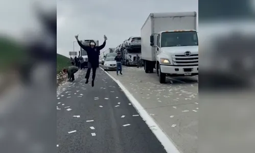Porta de carro forte se abre e espalha dinheiro nos EUA