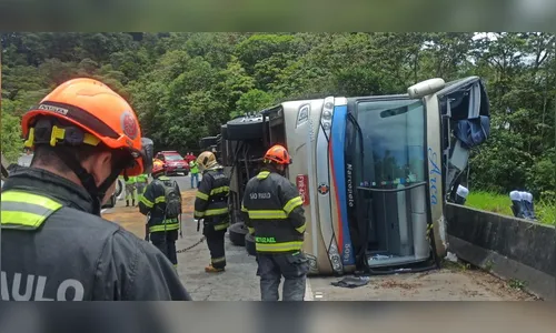 Acidente com ônibus turismo e deixa mortos e feridos