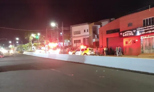 Carro bate em moto em Ivaiporã, deixa dois feridos e foge
