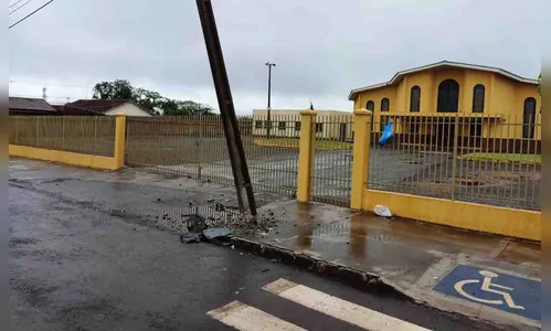 Corolla bate e quebra poste de energia em Jardim Alegre