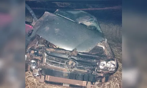 Golf fica destruído em capotamento na PR-466, em M. Ribas