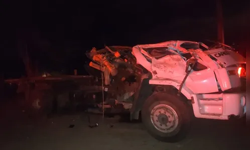 Um morre e dois ficam feridos após caminhão capotar no PR