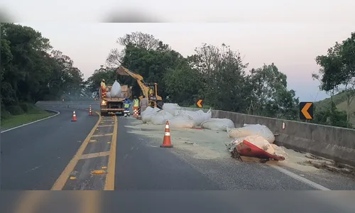 Acidente interdita parte da pista na BR 376 em Ortigueira