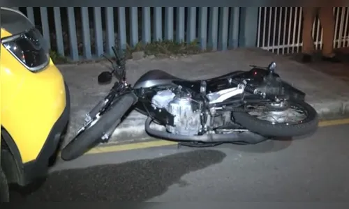 Adolescente bate na viatura da PM ao empinar moto no PR