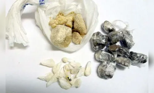 Adolescente é apreendido com crack, cocaína e maconha