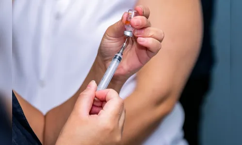Adolescentes com 16 anos são vacinados em Apucarana