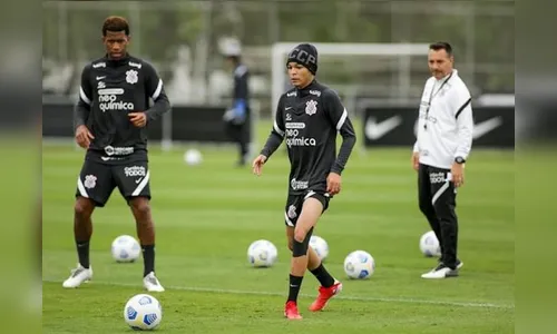 Adson treina com grupo no Corinthians e vira opção