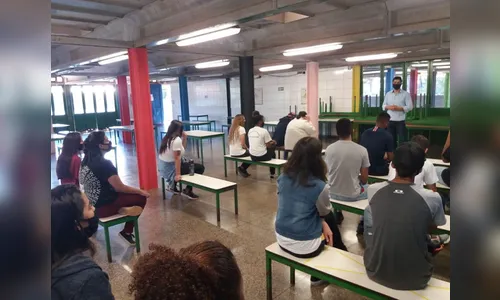 Agência do Trabalhador leva orientação a jovens de Apucarana