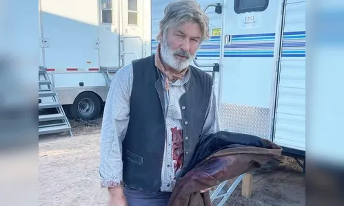 Alec Baldwin chora ao sair da delegacia após tiro acidental