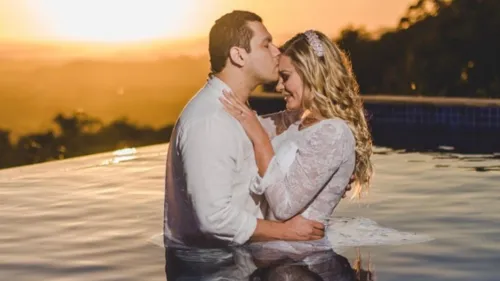 Andressa Urach anuncia volta à igreja com o marido