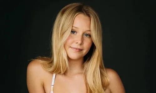 Aos 19 anos, atriz de série da Netflix passa por mastectomia