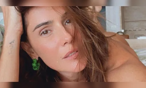 Aos 41 anos, Deborah Secco esbanja boa forma de fio-dental