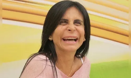 Aos 62 anos, cantora Gretchen posa de bíquini fio-dental