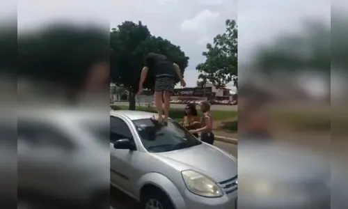 Após batida, homem agride e quebra carro de mulher; veja