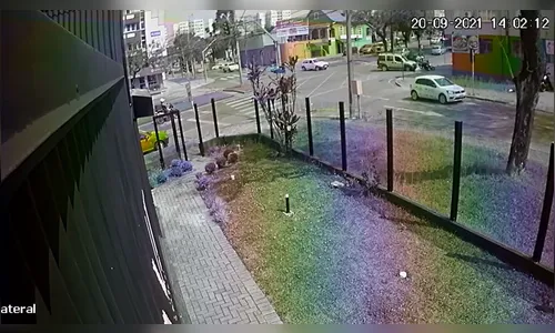 Após briga, motorista joga carro contra motoboy e foge; veja