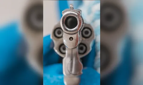 Após denúncia, homem é preso pela PM com revólver