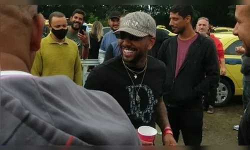 Após dizer que estava depressivo, Nego do Borel curte balada