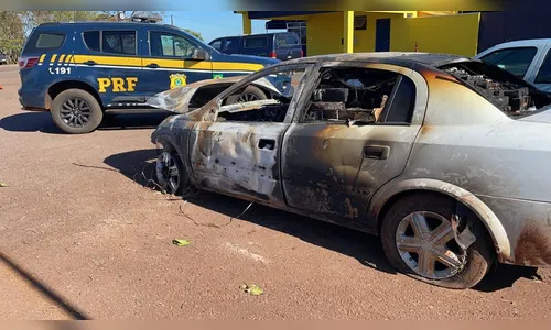 Após perseguição, carro bate em árvore e pega fogo no Paraná