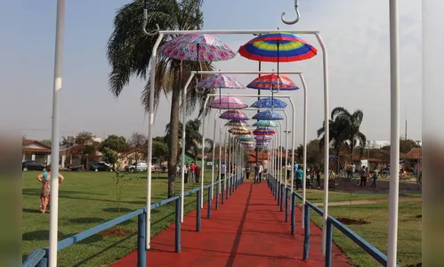 Arapongas inaugura passarela de guarda-chuvas na Zona Sul