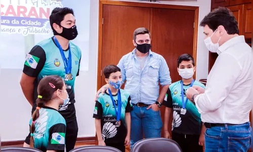 Atletas do badminton apresentam suas medalhas