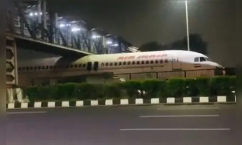 Avião fica preso em rodovia debaixo de passarela; vídeo