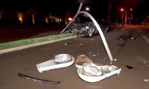 BMW fica destruída ao atingir poste em Cascavel