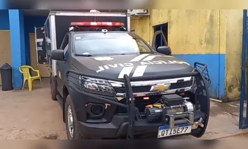 Bebê morre atropelado após irmão puxar freio de mão de carro