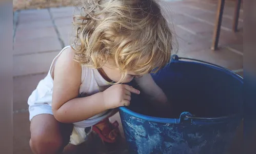 Bebê se afoga em balde com amaciante e morre no Paraná