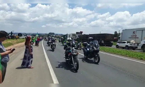 Bolsonaro participa de passeio de moto com apoiadores no PR