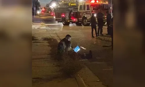 Bombeiro lê livro para confortar menina após acidente
