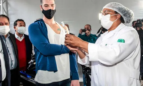 Brasil chega a 58,21% da população com vacinação completa