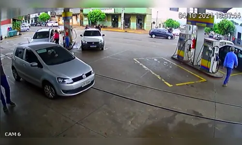 Câmera de segurança flagra acidente em Cambira; assista