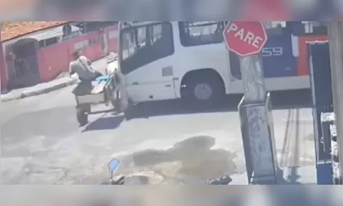 Câmera de segurança flagra acidente entre ônibus e carroça