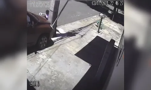 Câmera flagra carro atropelando mãe e filho em Maringá; veja