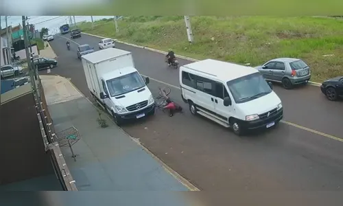 Câmera flagra queda de ciclista em Apucarana; assista