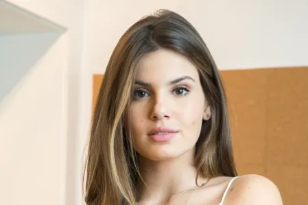 Camila Queiroz não fará mais parte de Verdades Secretas 2