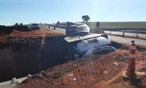 Caminhão cai em buraco na BR-369 e motorista fica ferido