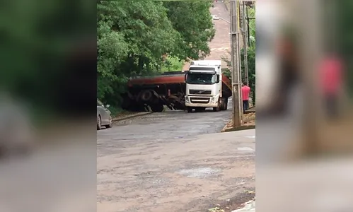 Caminhão carregado com combustível quase tomba em Apucarana