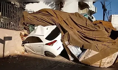 Caminhão desce rua de ré e bate em dois carros