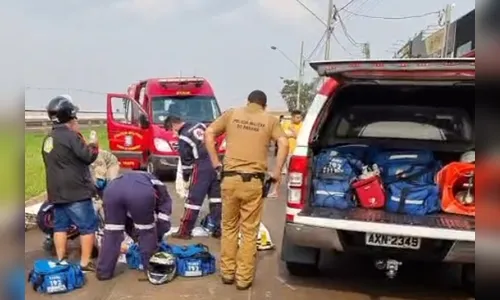 Caminhão passa por cima das pernas de motociclista