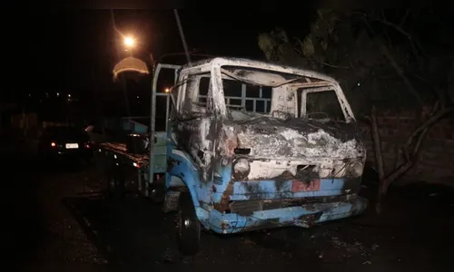 Caminhão pega fogo após ser atingido por raio em PG