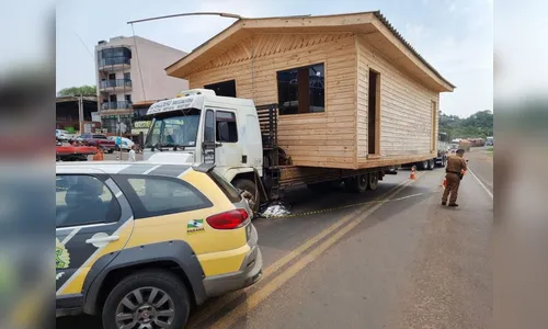 Caminhão que transportava casa atropela e mata jovem no PR