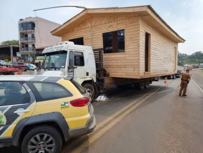 Caminhão que transportava casa atropela e mata jovem no PR