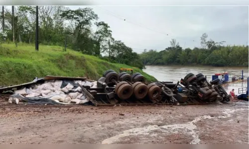 Caminhão tomba e motorista morre preso às ferragens