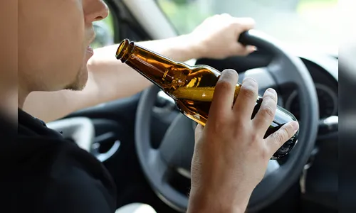 Caminhoneiro bêbado causa acidente, foge, mas acaba preso