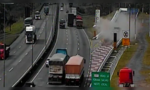 Carga de madeira escorrega da caçamba e mata motorista