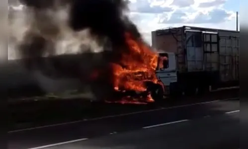 Carreta pega fogo em rodovia de Marilândia do Sul; assista